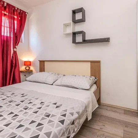 Lovely In With Outdoor Swimming Pool Apartment *
